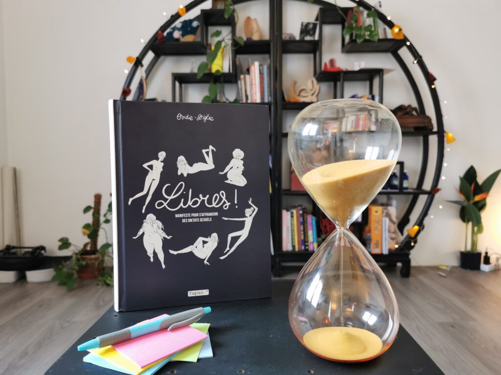 le cabinet de Lausanne, avec un sablier symbolisant le temps d'une consulation en sexologie et un livre féministe Libres symbolisant le soin et la liberté retrouvée dans la déconstruction.